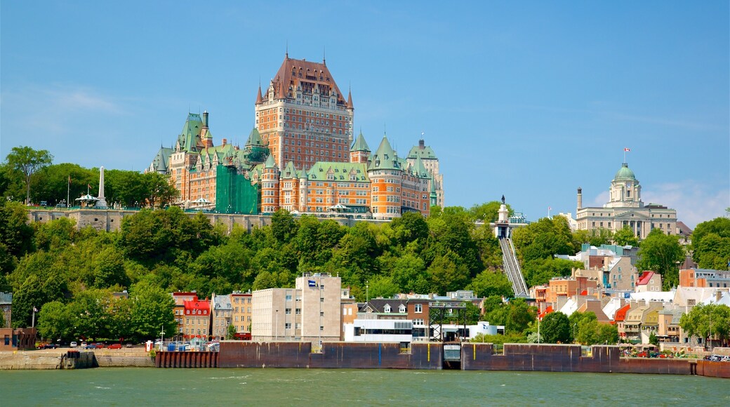 Le Château Frontenac fasiliteter samt historisk arkitektur og bukt eller havn