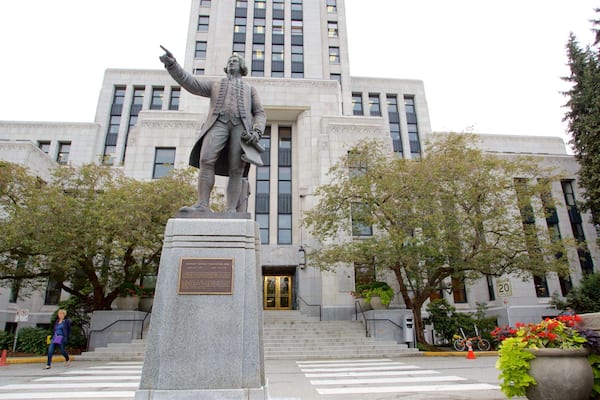 Vancouver mostrando un edificio administrativo, arquitectura patrimonial y un monumento