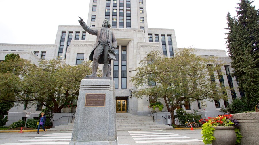 Vancouver que inclui um edifĂcio administrativo, arquitetura de patrimĂŽnio e um monumento