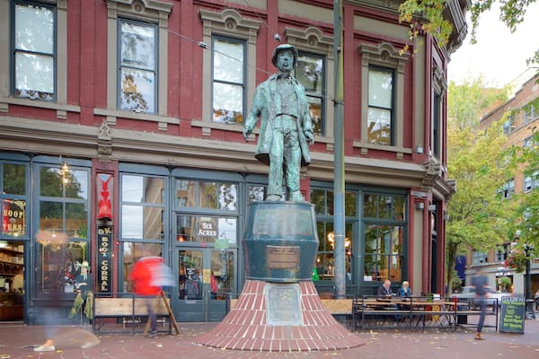 Gastown welches beinhaltet historische Architektur, Statue oder Skulptur und Straßenszenen