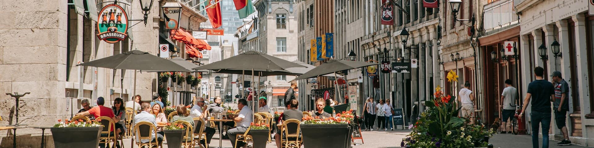 Rue St-Paul showing a city and street scenes