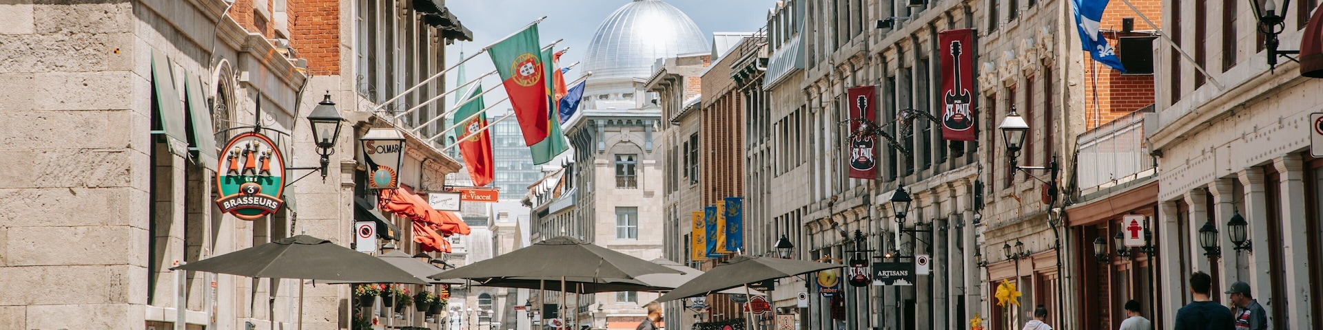 Rue St-Paul showing a city and street scenes
