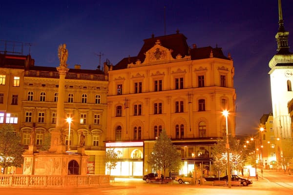 Brno montrant scĂšnes de nuit, ville et square ou place