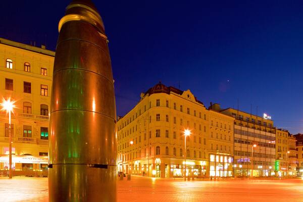 Brno og byder på en plads eller et torv, en by og natteliv
