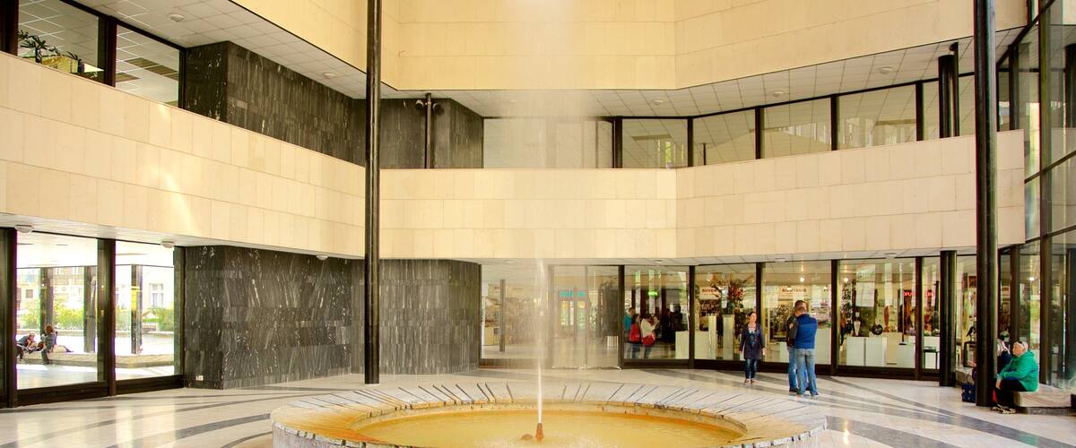 Hot Spring Colonnade das einen Innenansichten und Springbrunnen