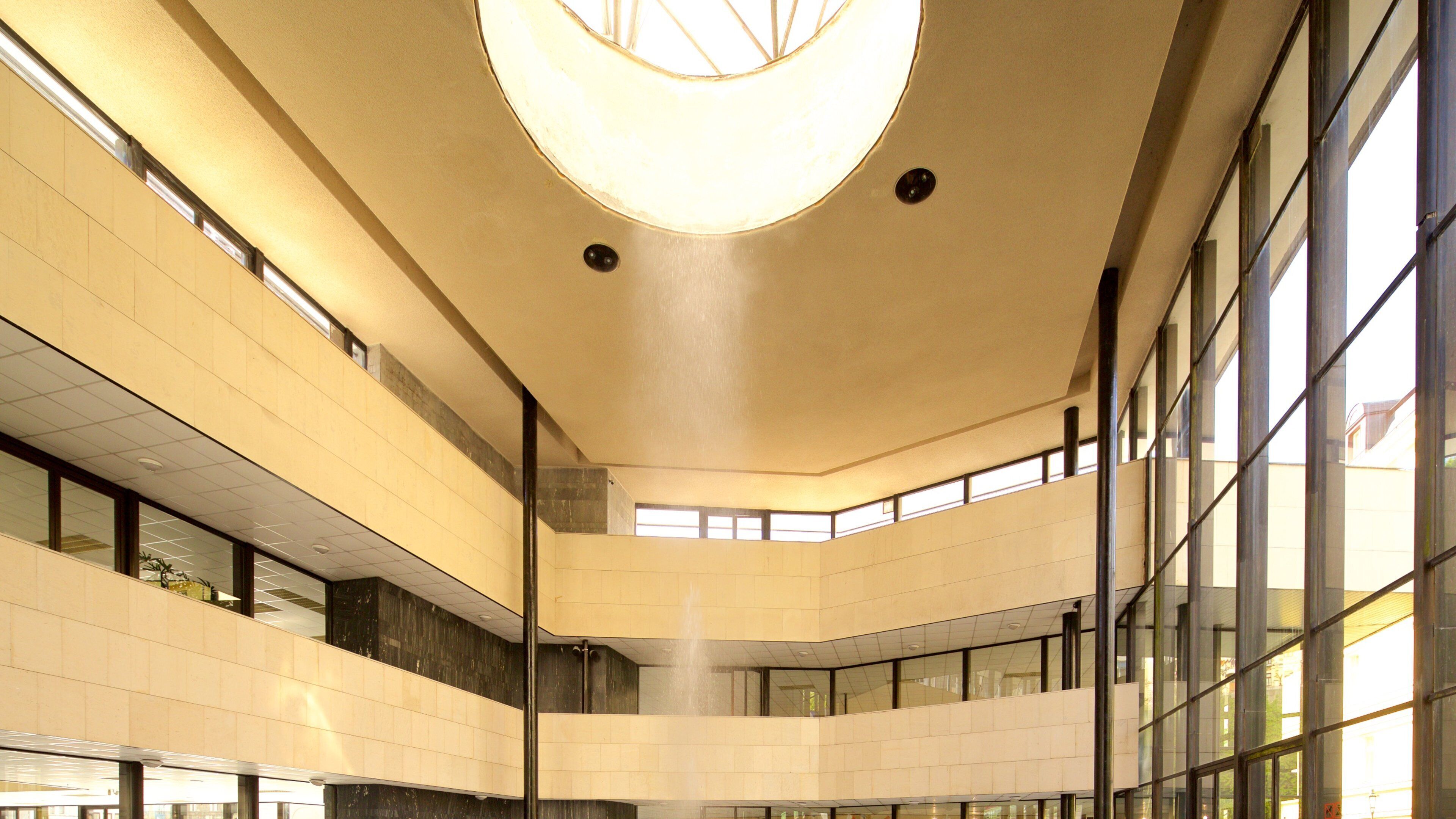 Karlovy Vary mostrando vistas de interior