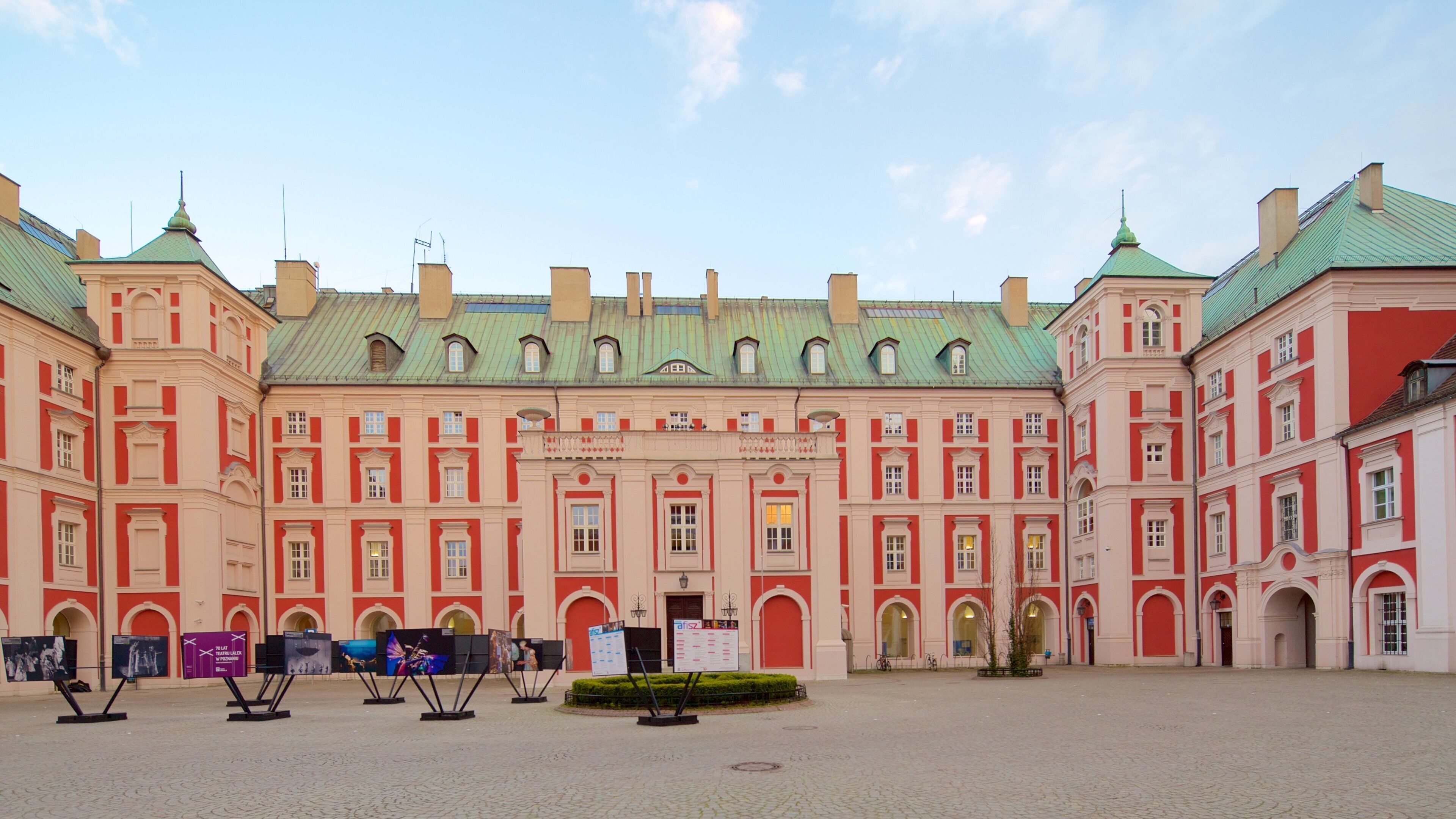 Poznan que incluye una plaza y una iglesia o catedral