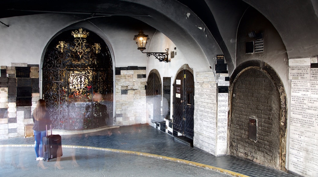 Zagreb fylke som viser historisk arkitektur og innendørs i tillegg til en kvinne