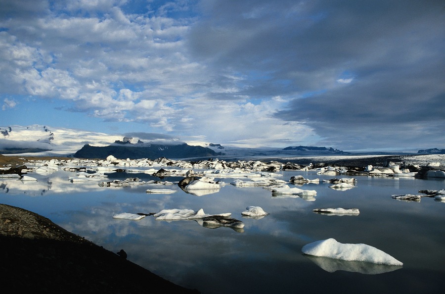 Iceland, Jokulsarlon Lagoon, field of icebergs