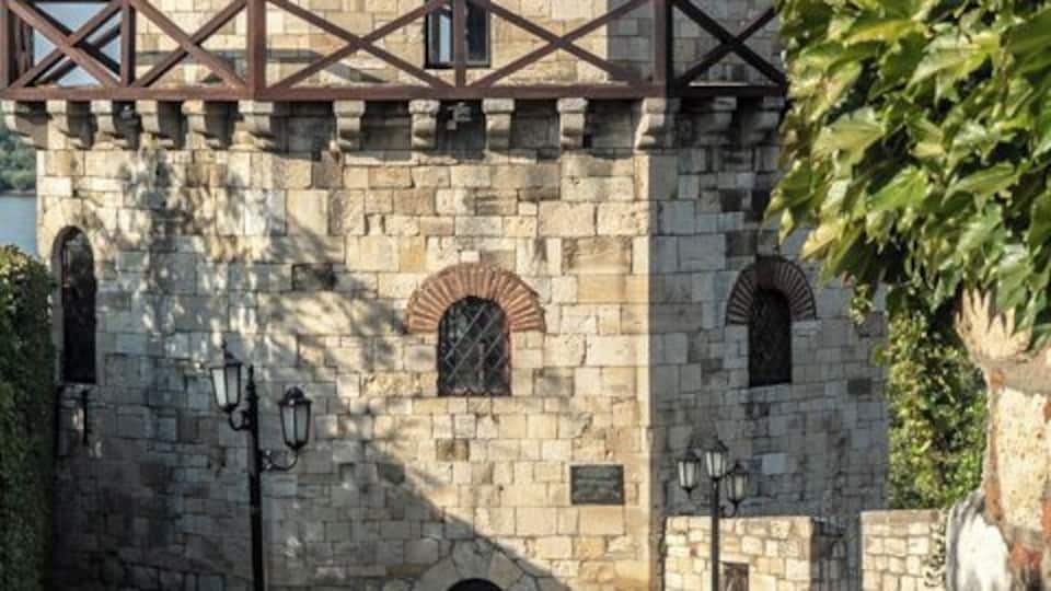 Jaksic's Tower was originally built between the 11th and 15th centuries. Its current from dates from 1937. When the foundations of the nearby Chapel of Saint Petka were being built, bones of Serbian soldiers who died defending Belgrade during WWI were unearthed. They were moved to a specially built ossuary under the tower.
More:
http://www.wornwheels.com/sb_petka.php