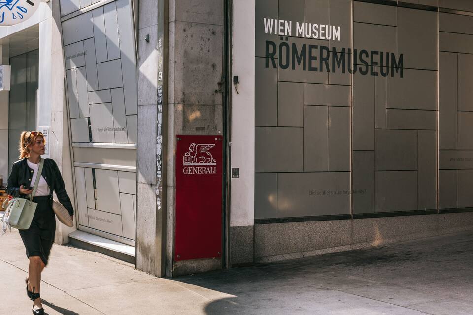 En kvinna går förbi Wiens romerska museum.