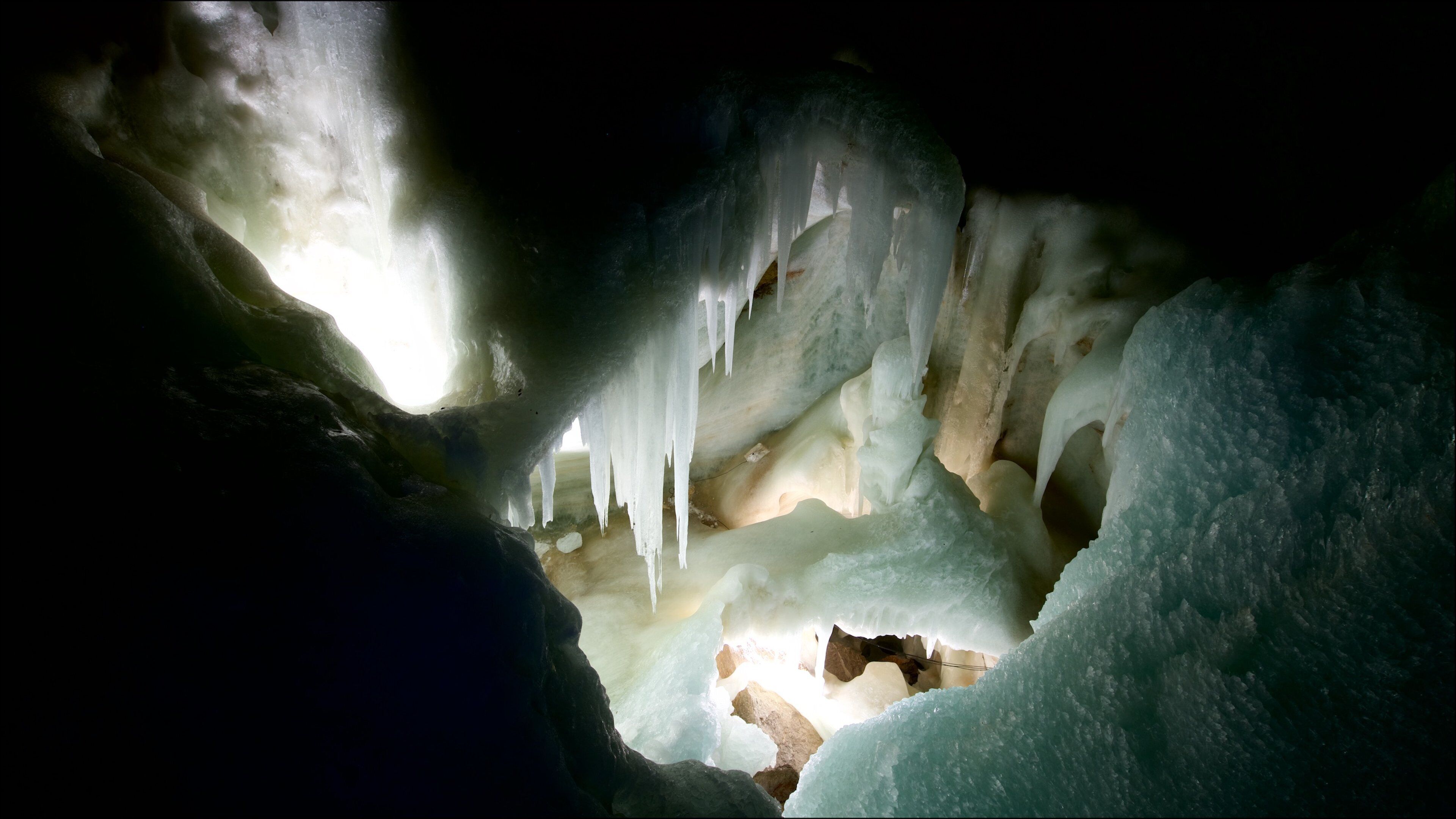 Obertraun showing interior views and caves