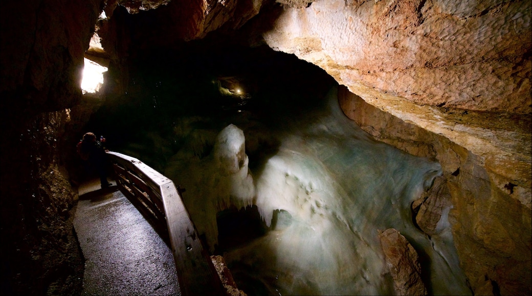 Obertraun which includes caves and interior views