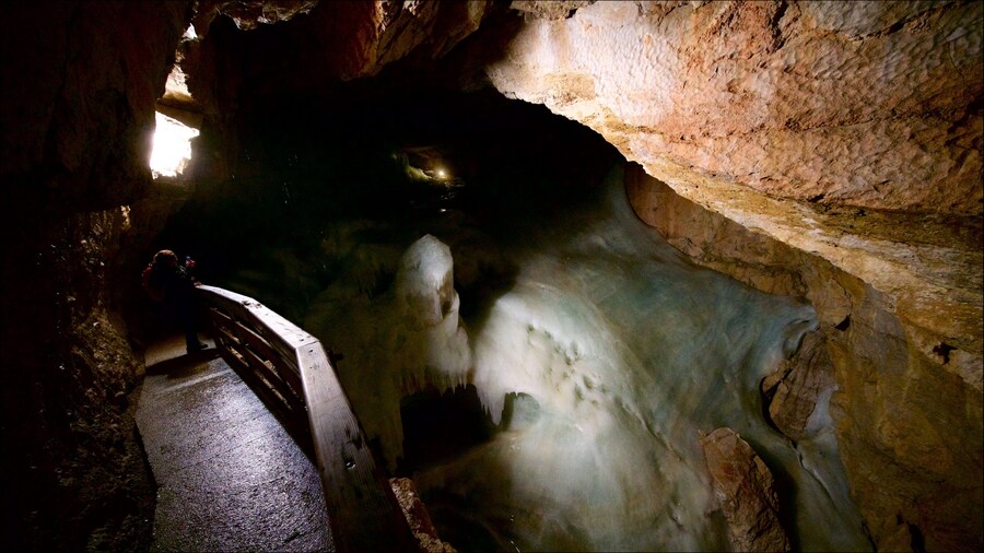 Obertraun ofreciendo vista interna y cuevas