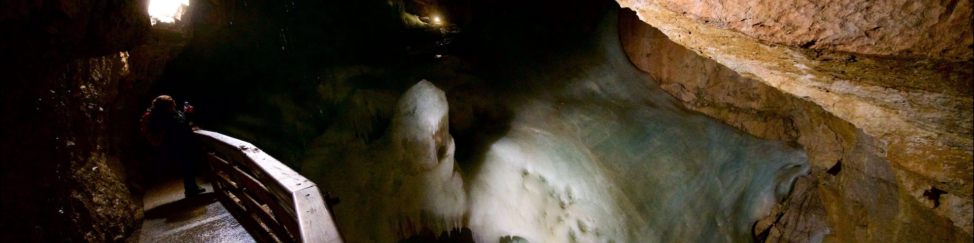 Obertraun which includes caves and interior views