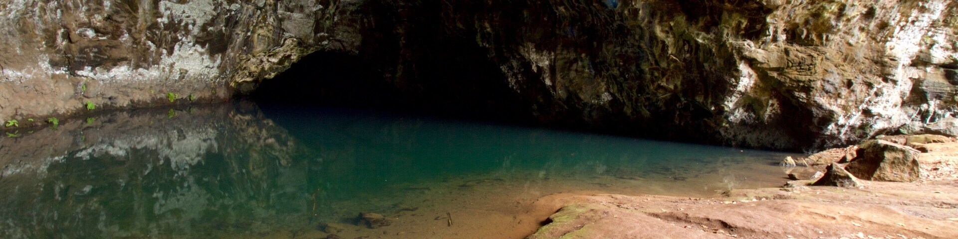 Hanalei caracterizando cavernas