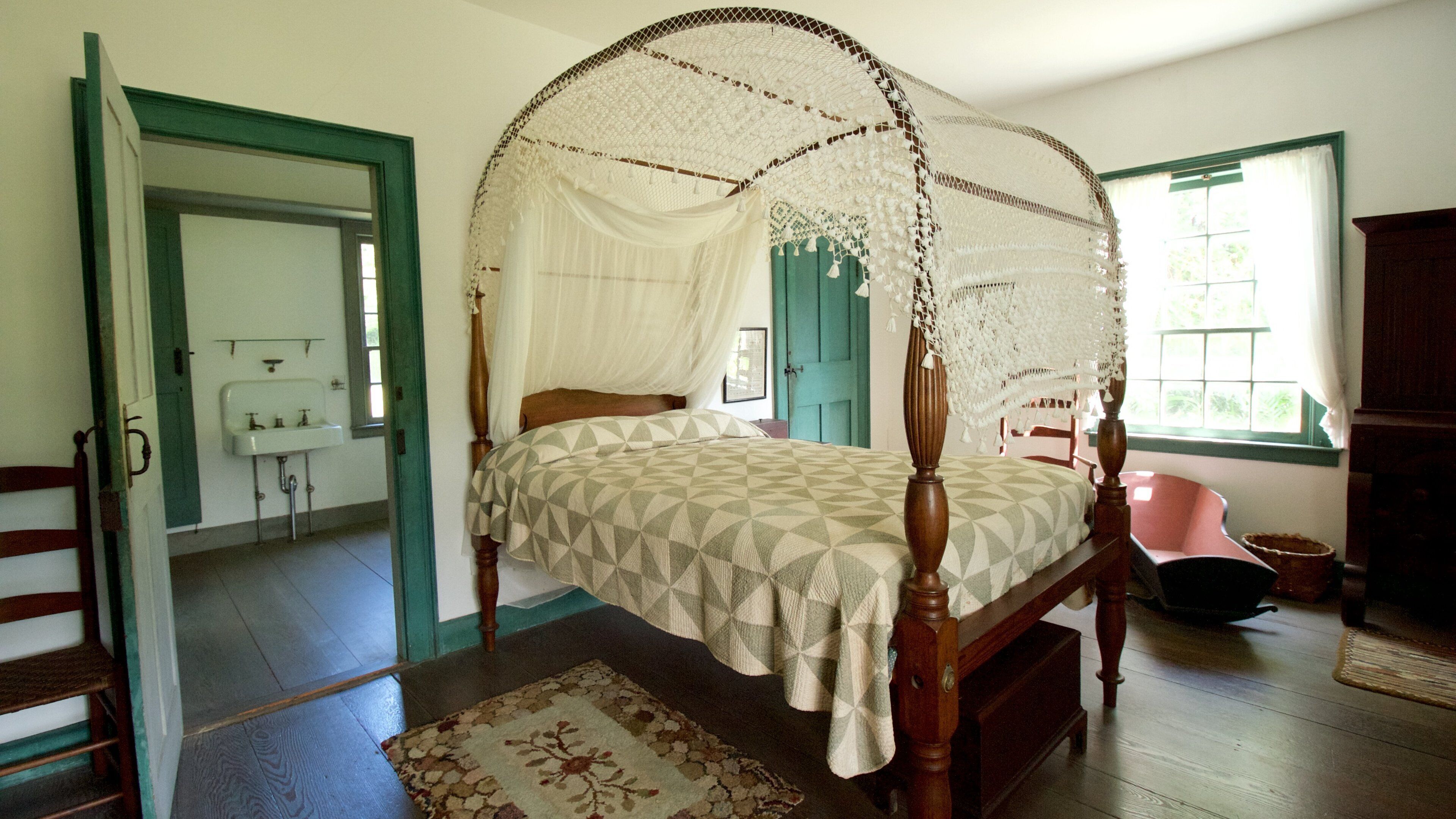 Hanalei showing interior views