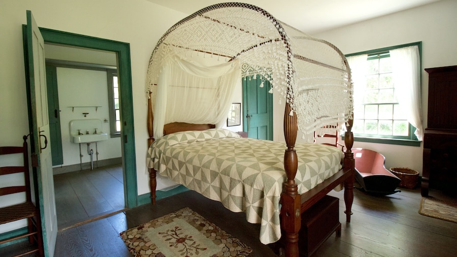 Hanalei showing interior views