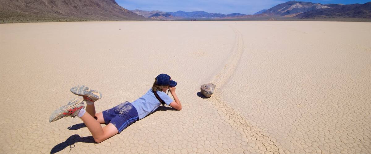 Death Valley mit einem ruhige Szenerie und Wüstenblick sowie einzelne Frau