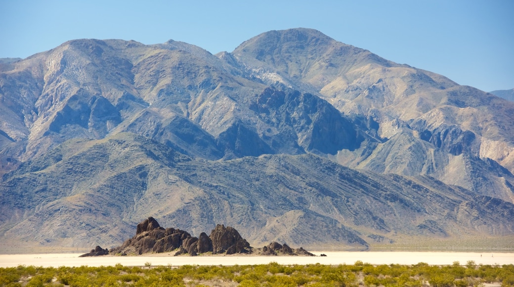 Racetrack Playa 设有 沙漠風景, 山 和 山水美景
