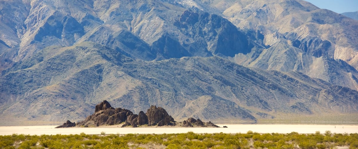 Racetrack Playa mostrando vistas al desierto, vistas de paisajes y montañas