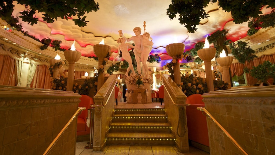 Reno ofreciendo vistas interiores, una estatua o escultura y un casino
