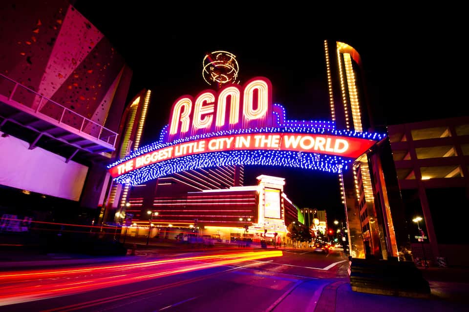 Reno-skylten med neonljus och texten ”Reno – världens största lilla stad”.