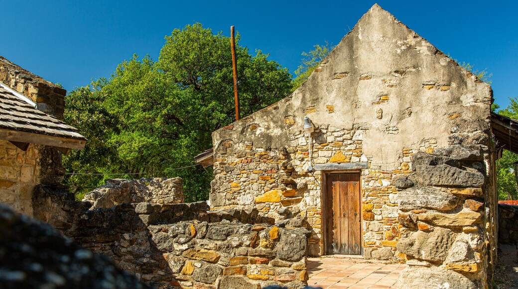 Mission San Juan which includes heritage architecture