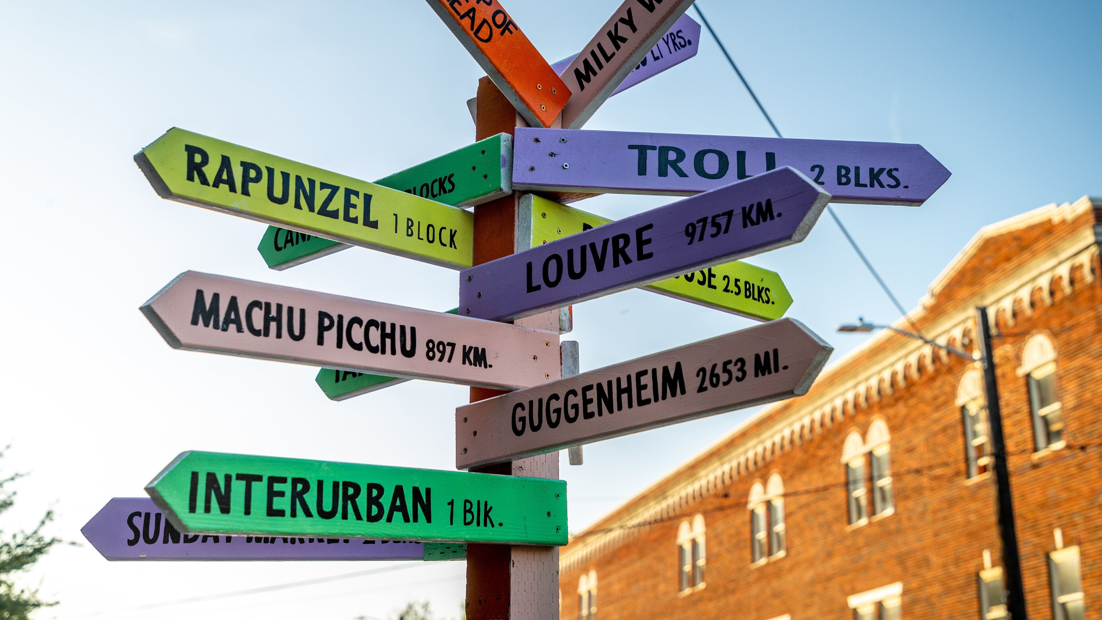 Guidepost which includes signage