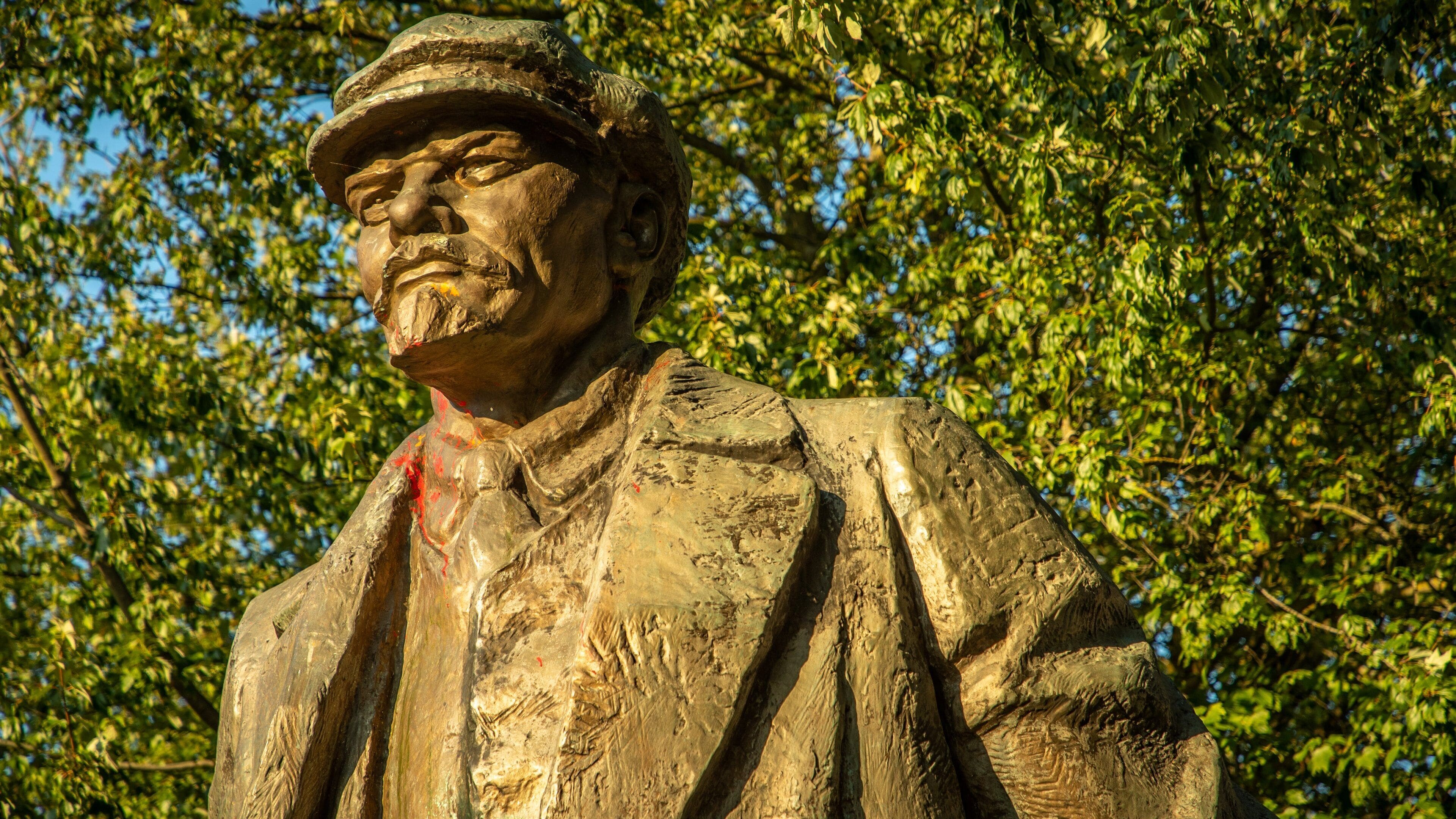 Statue of Lenin featuring a statue or sculpture