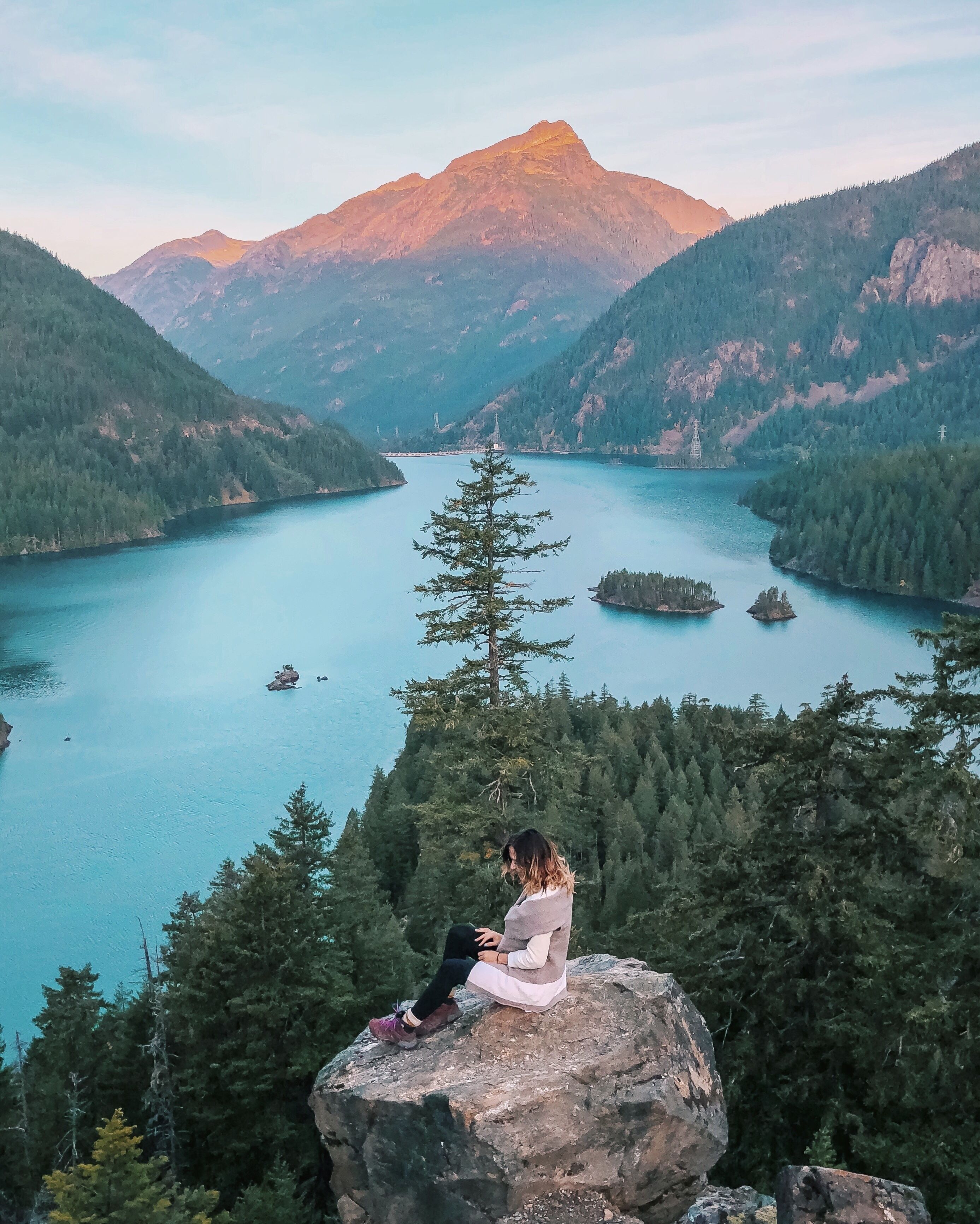 This overlook is magical. Definitely one of my favorite places in North Cascades. 