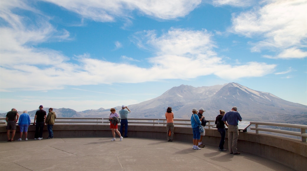 Portland caracterizando paisagens e montanhas assim como um pequeno grupo de pessoas