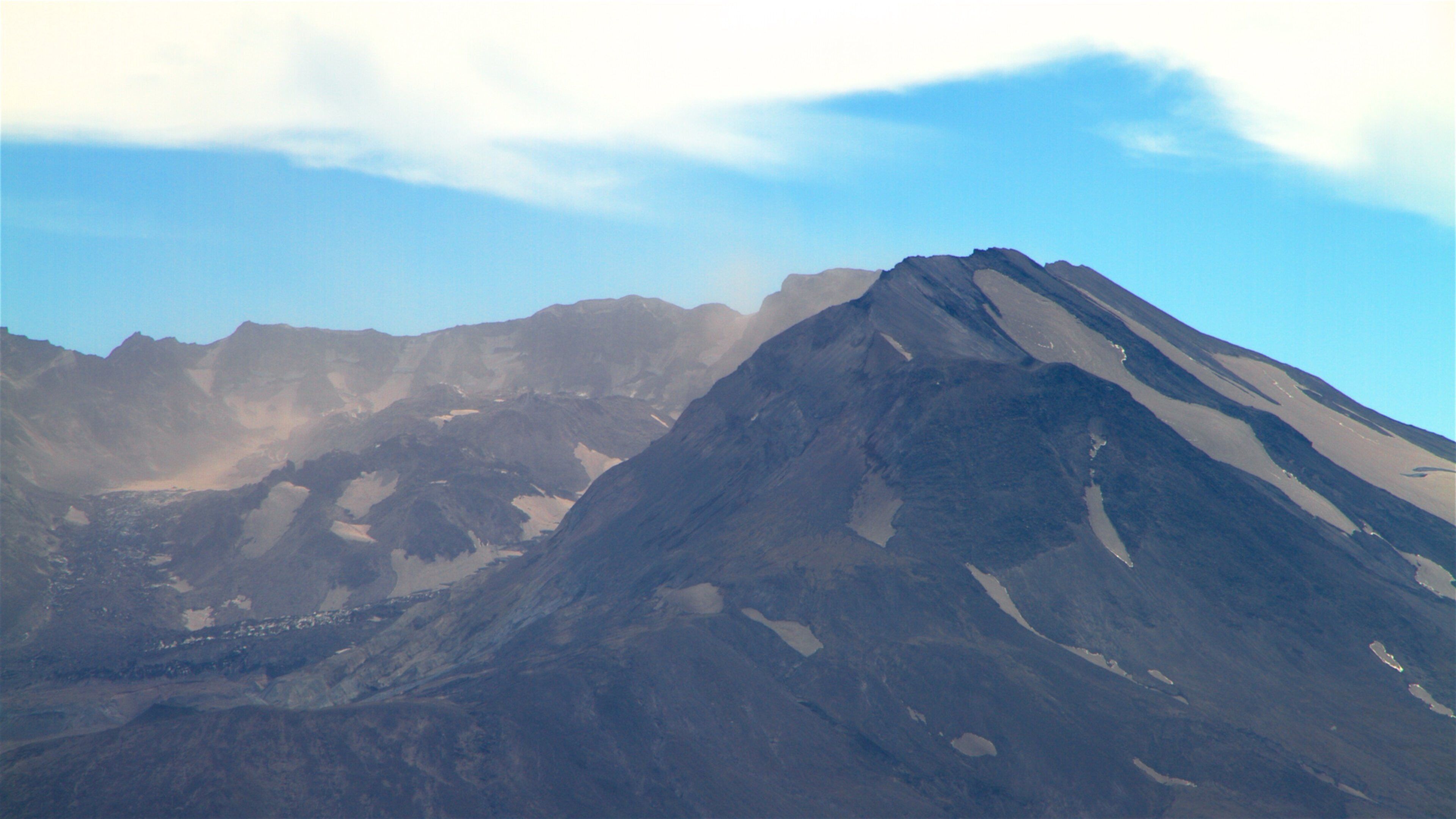 Johnston Ridge Observatory showing mist or fog, mountains and landscape views