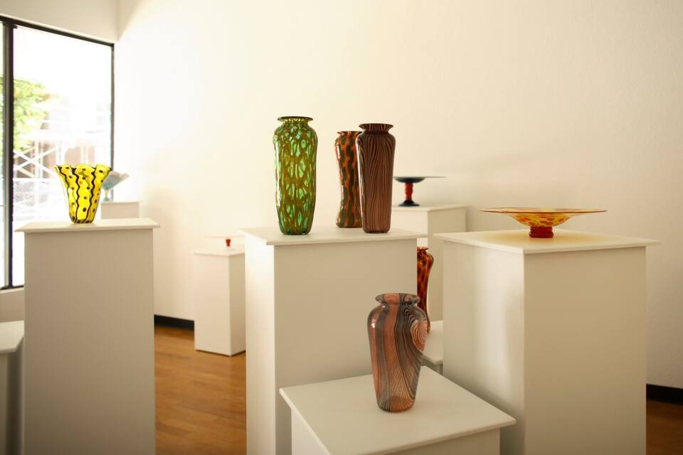 Une galerie où sont exposés différents vases.