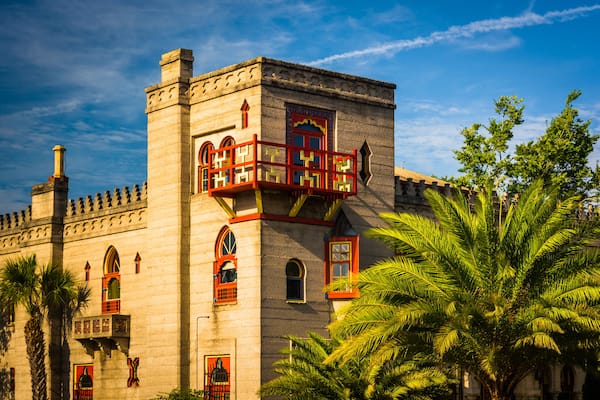 Um edifício histórico com varandas elaboradas e janelas em arco.