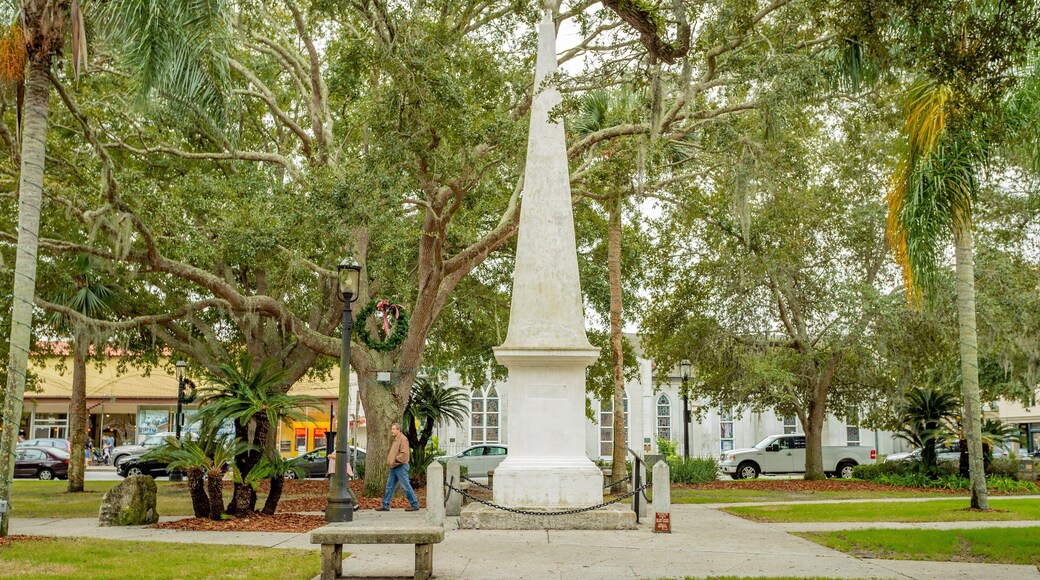 Plaza de la Constitution which includes a garden