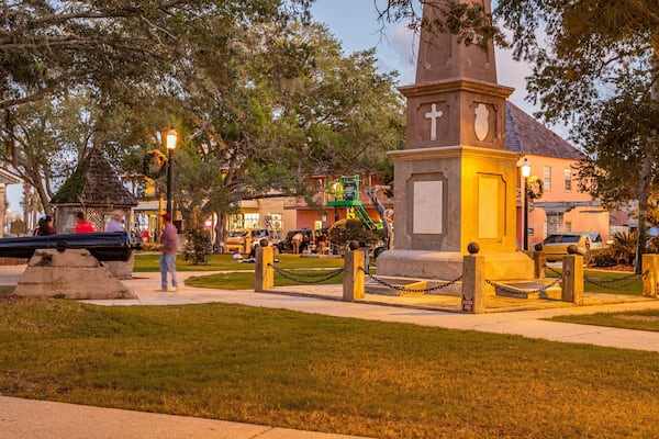 Plaza de la Constitution showing a park