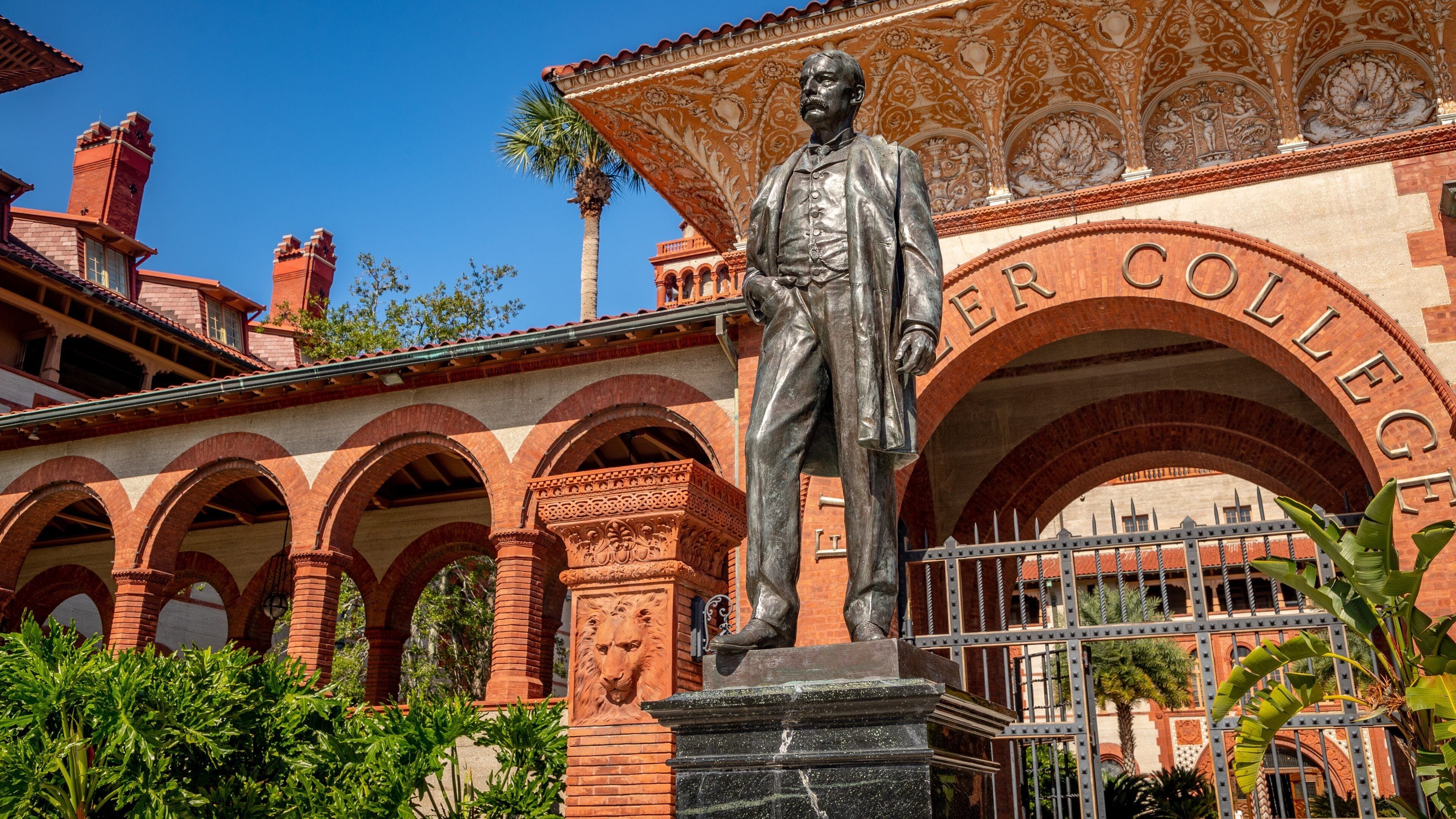 Ponce de Leon Hotel showing a statue or sculpture