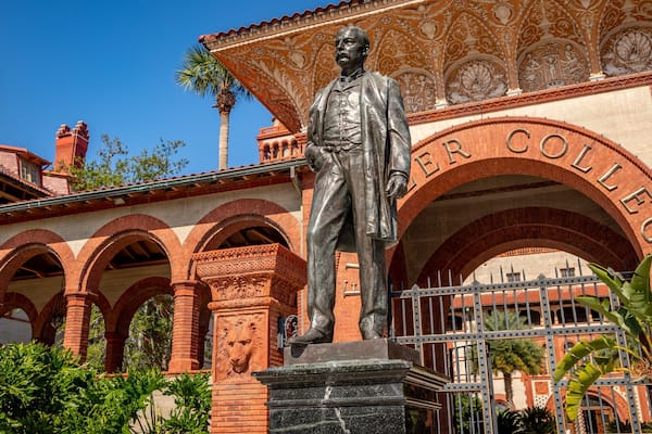 Ponce de Leon Hotel showing a statue or sculpture