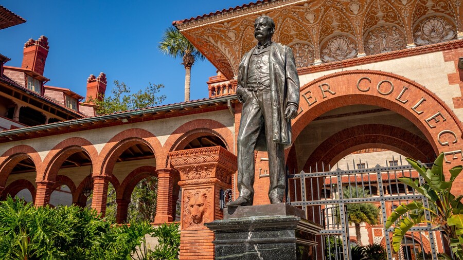 Ponce de Leon Hotel showing a statue or sculpture