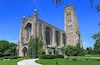 Une vaste cathédrale de style gothique, dotée de deux tours jumelles et d’un jardin bien entretenu à l’avant.