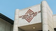 Das Außengebäude des National Museum of Mexican Art mit dem markanten geometrischen Logo und Betonsäulen.