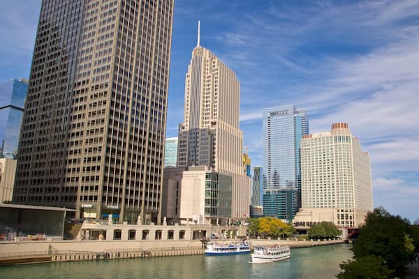 Chicago Riverwalk das einen Stadt, Fähre und Hochhaus