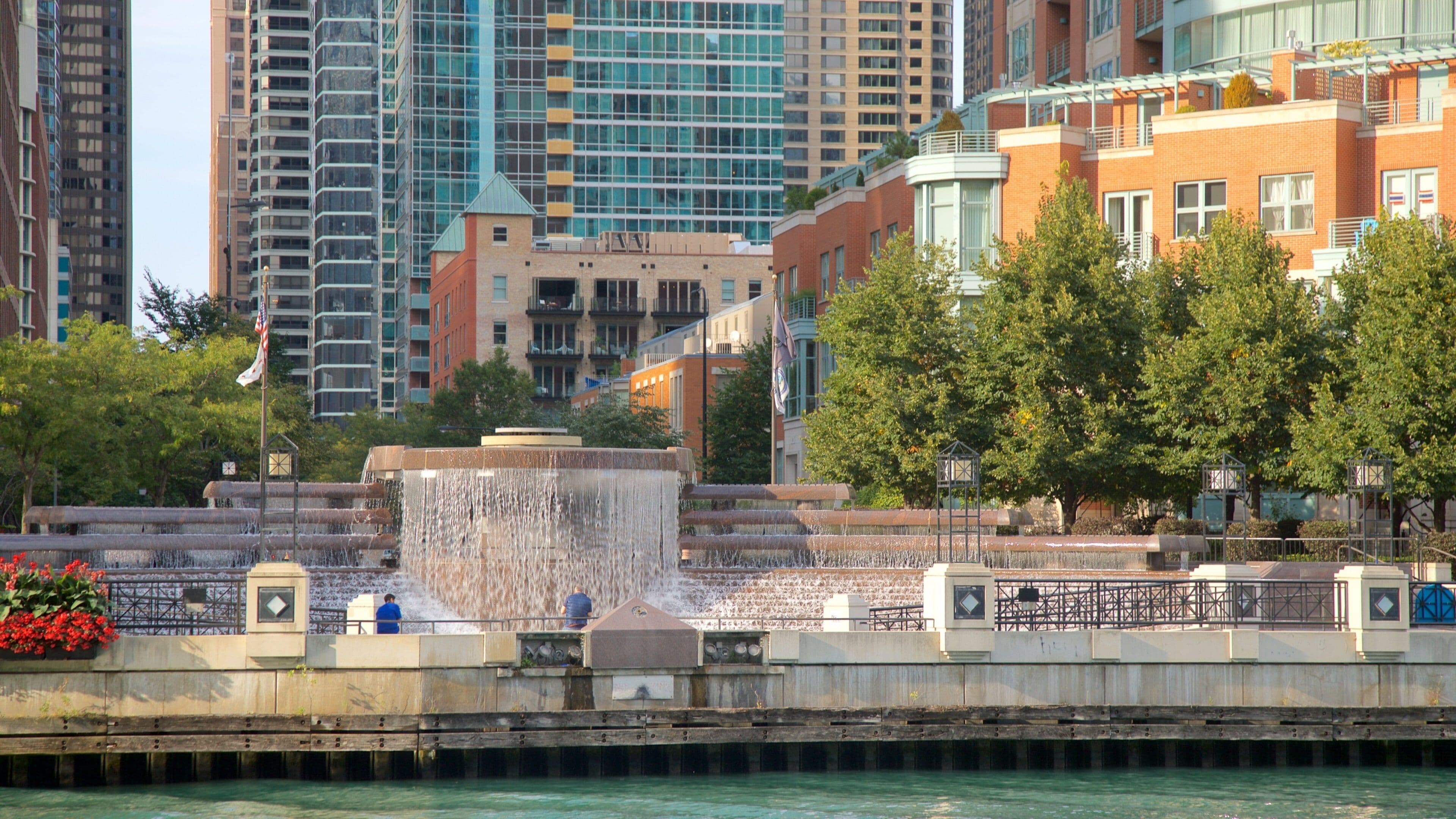 Paseo fluvial de Chicago mostrando una ciudad y un río o arroyo