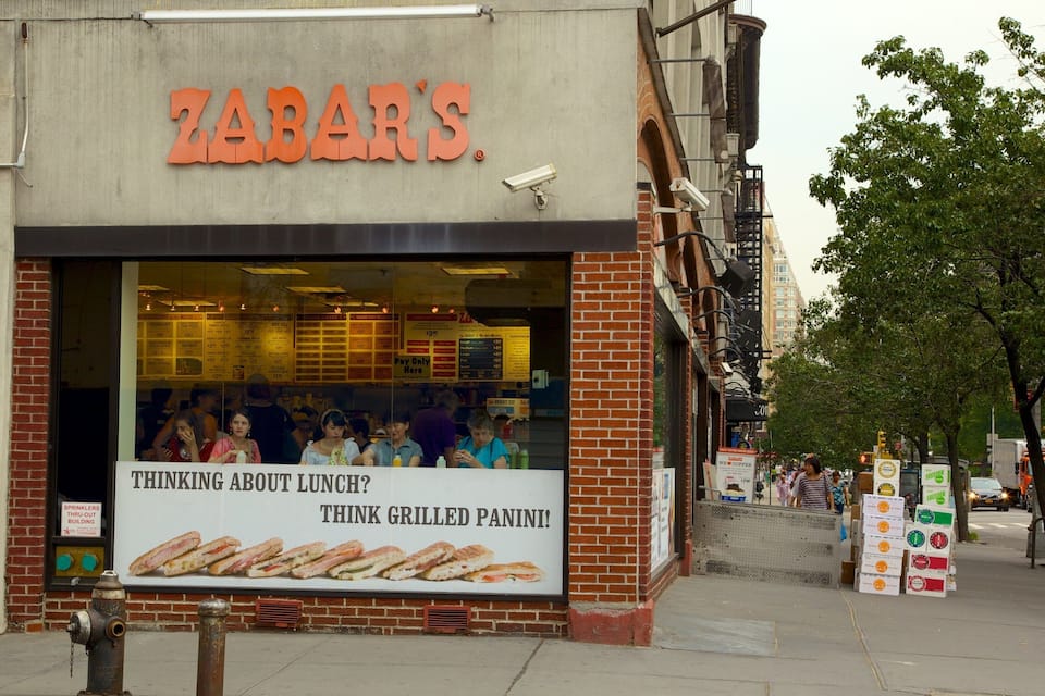Uma loja Zabar's com um grande anúncio de sanduíches.