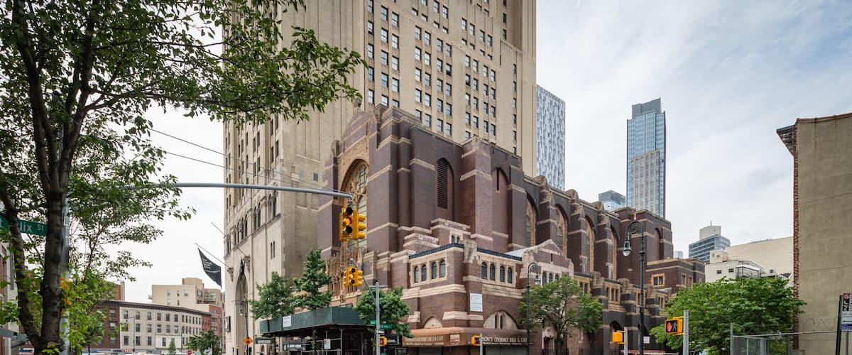 Williamsburgh Savings Bank Tower showing street scenes and a city