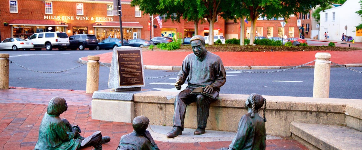 Kunta Kinte–Alex Haley Memorial featuring a statue or sculpture and heritage elements