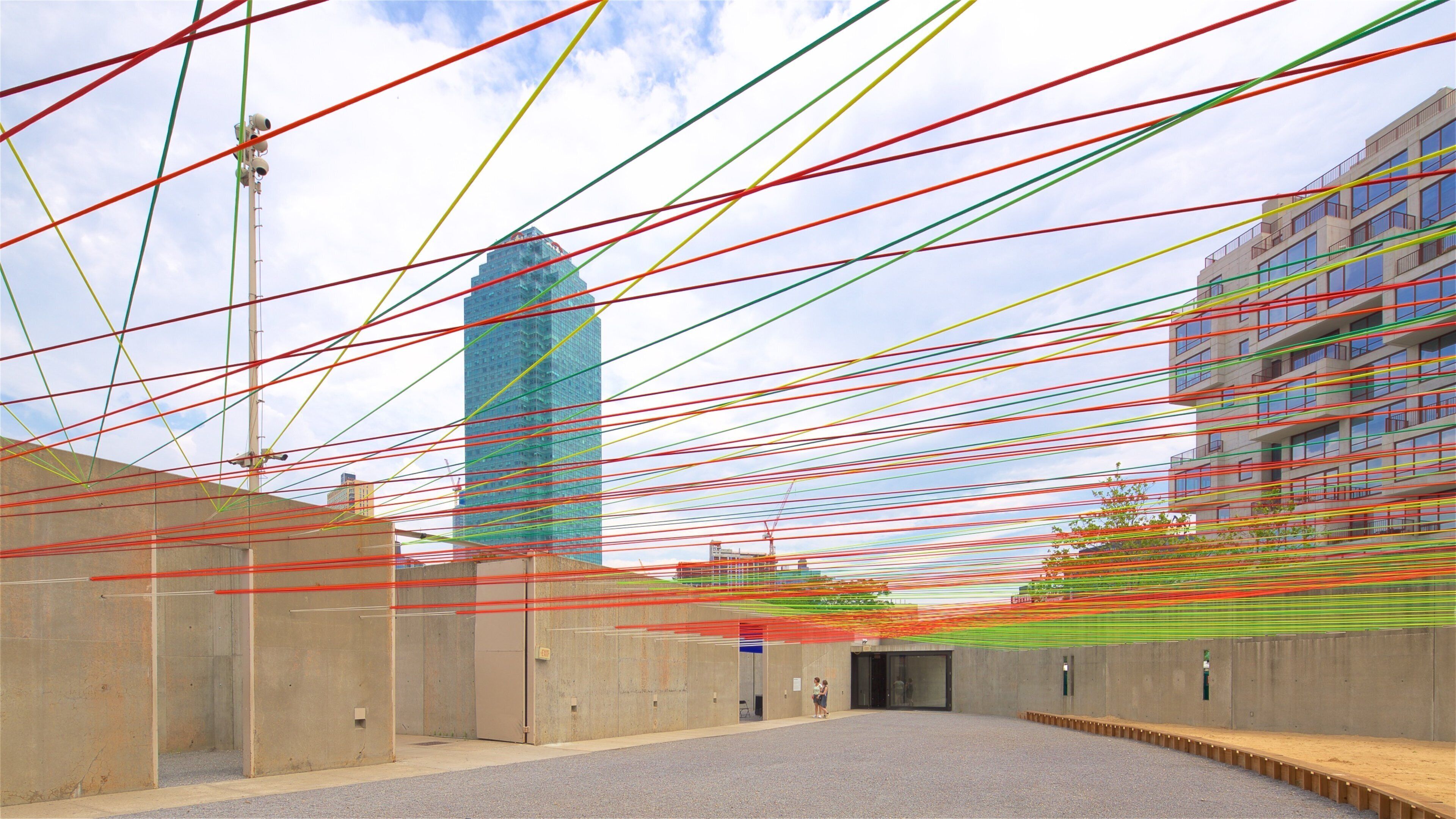 MoMA PS1 que incluye una ciudad y arte al aire libre