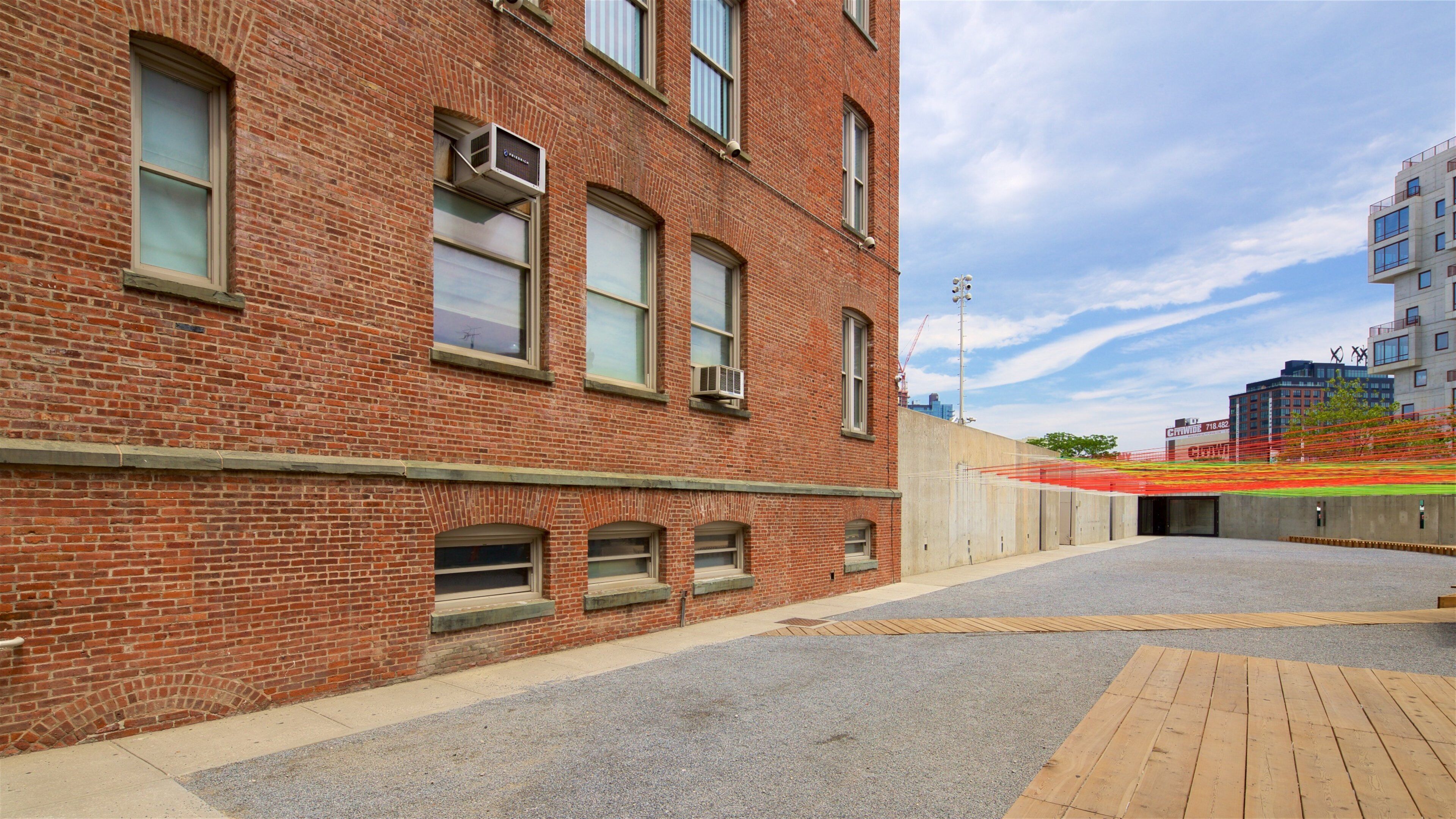 Nueva York mostrando arte al aire libre y también un grupo pequeño de personas