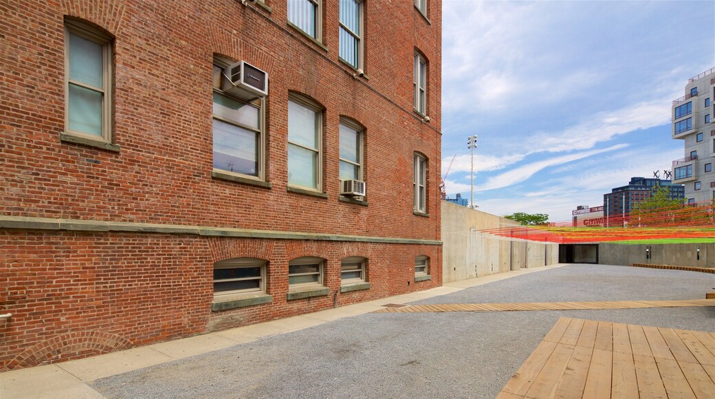 Nueva York mostrando arte al aire libre y también un grupo pequeño de personas